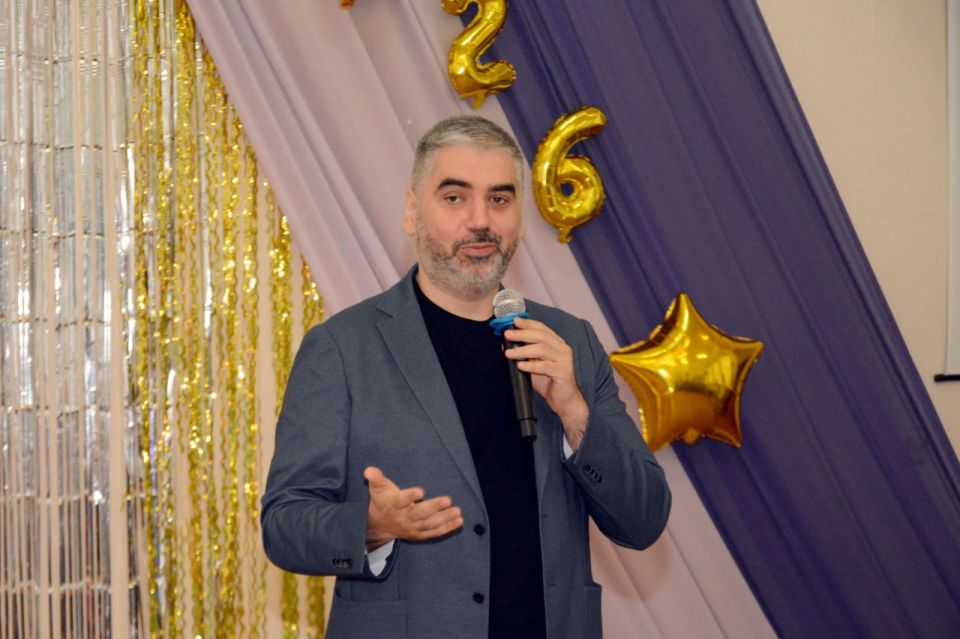 Алексей Дорофеев: Знаете, иногда новогоднее настроение ищешь повсюду, а находишь его там, где совсем не ждал - в школьном актовом зале Алексей Дорофеев: Знаете, иногда новогоднее настроение ищешь повсюду, а находишь его там, где совсем не ждал - в школьном актовом зале
