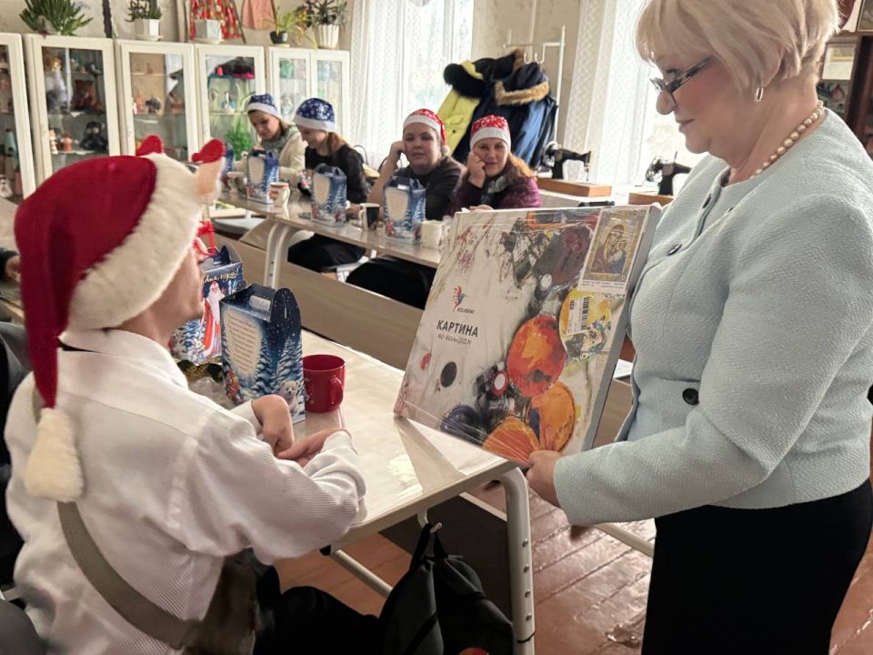 26 декабря Председатель Шахтерского муниципального совета Донецкой Народной Республики Ольга Катанцева, заместитель Председателя Сергей Литвинов и Председатель общественного совета Шахтерского муниципального округа Галина... 26 декабря Председатель Шахтерского муниципального совета Донецкой Народной Республики Ольга Катанцева, заместитель Председателя Сергей Литвинов и Председатель общественного совета Шахтерского муниципального округа Галина...
