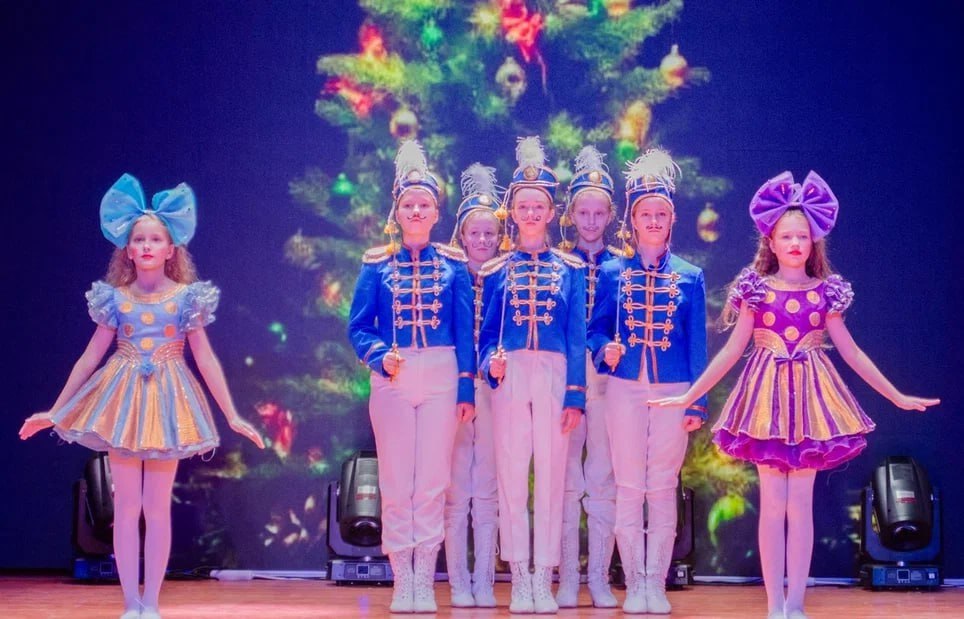 В преддверии новогодних праздников в Донецком Республиканском Дворце детского и юношеского творчества состоялась премьера спектакля знаменитой сказки Э.Т.А. Гофмана «Щелкунчик и Мышиный король» в исполнении юных актёров... В преддверии новогодних праздников в Донецком Республиканском Дворце детского и юношеского творчества состоялась премьера спектакля знаменитой сказки Э.Т.А. Гофмана «Щелкунчик и Мышиный король» в исполнении юных актёров...