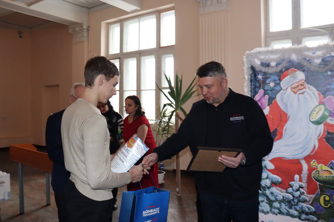 СЕРГЕЙ ПОЛХОВ НАГРАДИЛ ПОБЕДИТЕЛЕЙ ОНЛАЙН-ВИКТОРИНЫ "ЗАЖГИ ЭНЕРГИЮ", ПРОВЕДЕННОЙ ФАКУЛЬТЕТОМ МЕТАЛЛУРГИИ И ТЕПЛОЭНЕРГЕТИКИ ДОННТУ СЕРГЕЙ ПОЛХОВ НАГРАДИЛ ПОБЕДИТЕЛЕЙ ОНЛАЙН-ВИКТОРИНЫ "ЗАЖГИ ЭНЕРГИЮ", ПРОВЕДЕННОЙ ФАКУЛЬТЕТОМ МЕТАЛЛУРГИИ И ТЕПЛОЭНЕРГЕТИКИ ДОННТУ