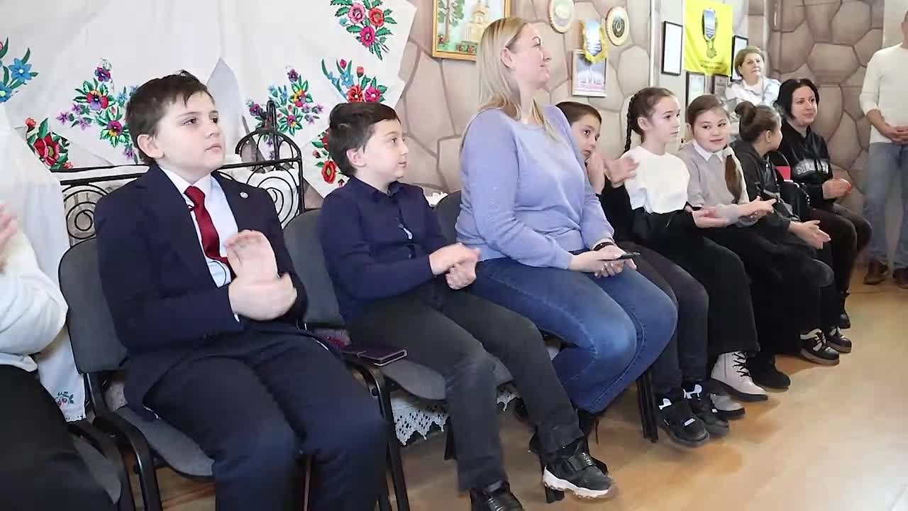 Была рада передать детям Старобешевской греческой общины елки и новогодние подарки