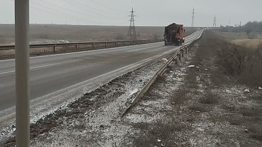 В связи с погодными условиями приступили к обработке противогололедными материалами аварийно опасных участков дорог общего пользования