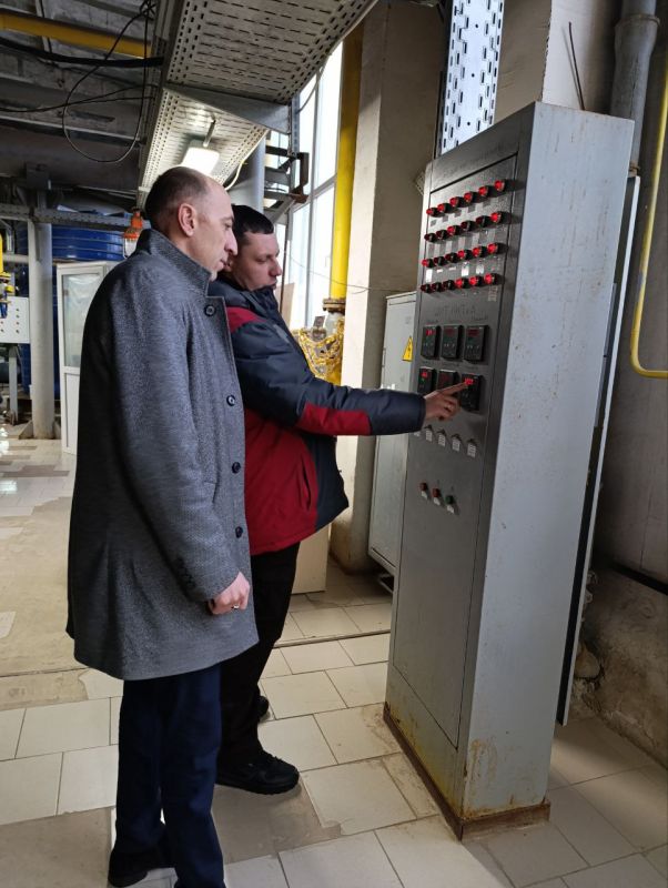 Сегодня 26 декабря 2025 года заместитель главы администрации городского округа Дебальцево Евгений Глебов в рамках безопасного прохождения осенне зимнего периода провел объезд котельных города Светлодарска и пгт Сегодня 26 декабря 2025 года заместитель главы администрации городского округа Дебальцево Евгений Глебов в рамках безопасного прохождения осенне зимнего периода провел объезд котельных города Светлодарска и пгт