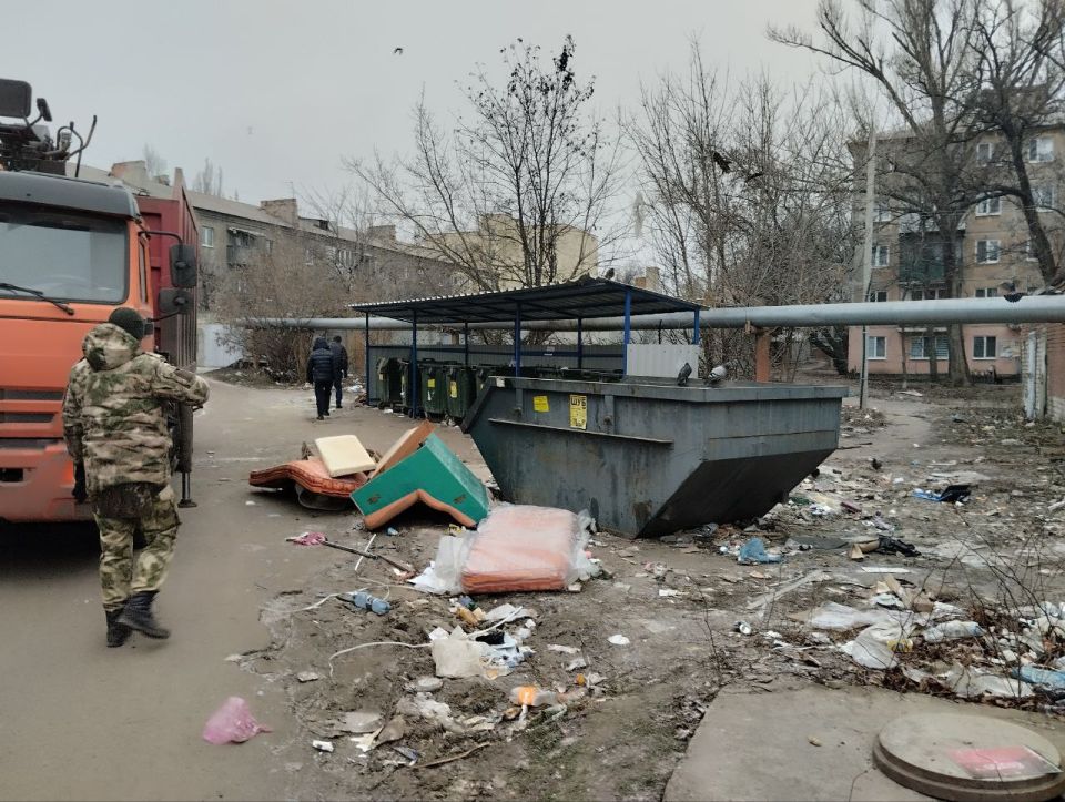 Сегодня, 19 декабря с целью приведения территории в надлежащее санитарное состояние выполнены работы по вывозу крупногабаритных накоплений мусора на контейнерных площадках по адресам: ул. 4й участок, д. 13; ул. Ленина, д.... Сегодня, 19 декабря с целью приведения территории в надлежащее санитарное состояние выполнены работы по вывозу крупногабаритных накоплений мусора на контейнерных площадках по адресам: ул. 4й участок, д. 13; ул. Ленина, д....