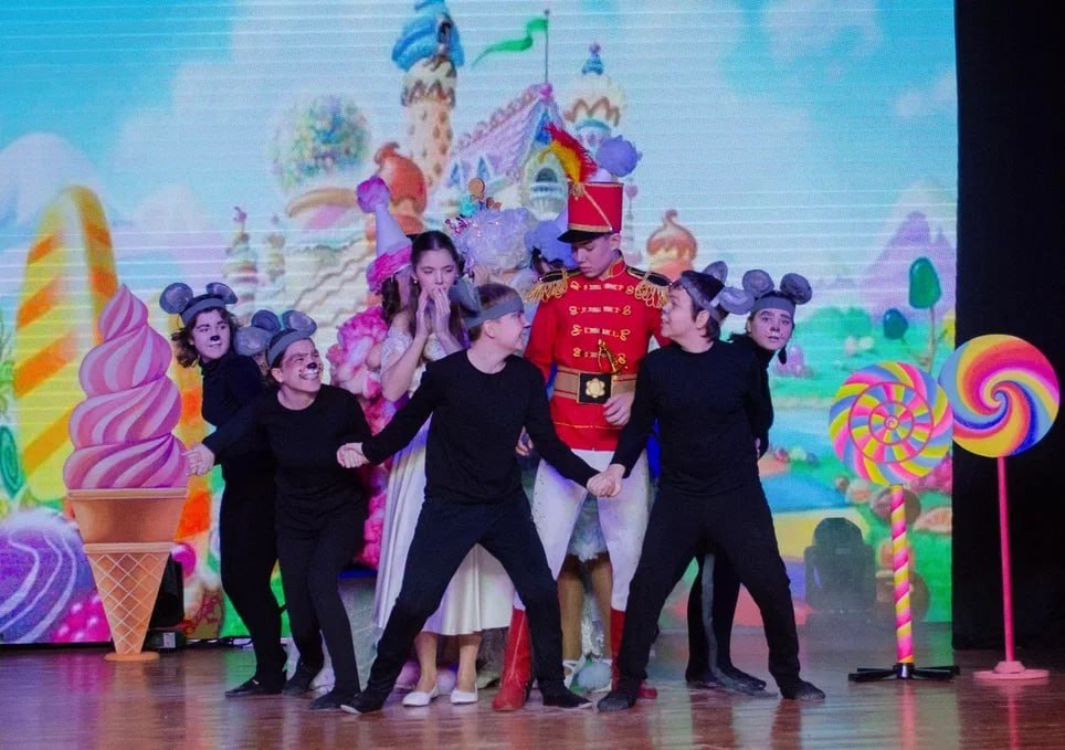 В преддверии новогодних праздников в Донецком Республиканском Дворце детского и юношеского творчества состоялась премьера спектакля знаменитой сказки Э.Т.А. Гофмана «Щелкунчик и Мышиный король» в исполнении юных актёров... В преддверии новогодних праздников в Донецком Республиканском Дворце детского и юношеского творчества состоялась премьера спектакля знаменитой сказки Э.Т.А. Гофмана «Щелкунчик и Мышиный король» в исполнении юных актёров...