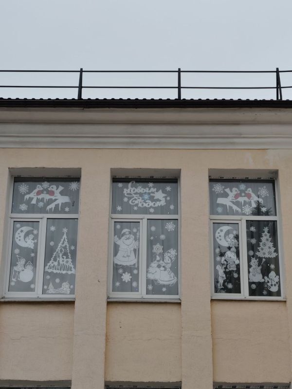 Ждановка встречает Новый год: городские окна засияли праздничными узорами! Ждановка встречает Новый год: городские окна засияли праздничными узорами!