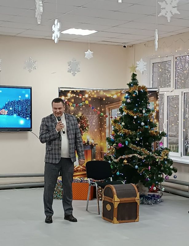 Олег Трофимов: Поздравил ребят из поселка Новый свет с наступающим Новым годом Олег Трофимов: Поздравил ребят из поселка Новый свет с наступающим Новым годом