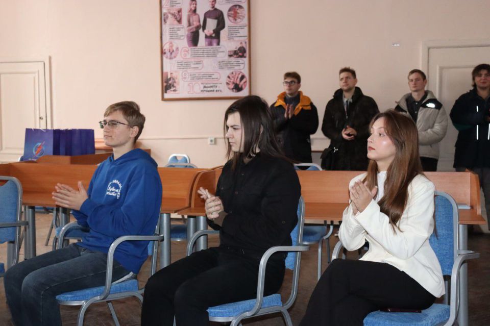 СЕРГЕЙ ПОЛХОВ НАГРАДИЛ ПОБЕДИТЕЛЕЙ ОНЛАЙН-ВИКТОРИНЫ "ЗАЖГИ ЭНЕРГИЮ", ПРОВЕДЕННОЙ ФАКУЛЬТЕТОМ МЕТАЛЛУРГИИ И ТЕПЛОЭНЕРГЕТИКИ ДОННТУ СЕРГЕЙ ПОЛХОВ НАГРАДИЛ ПОБЕДИТЕЛЕЙ ОНЛАЙН-ВИКТОРИНЫ "ЗАЖГИ ЭНЕРГИЮ", ПРОВЕДЕННОЙ ФАКУЛЬТЕТОМ МЕТАЛЛУРГИИ И ТЕПЛОЭНЕРГЕТИКИ ДОННТУ