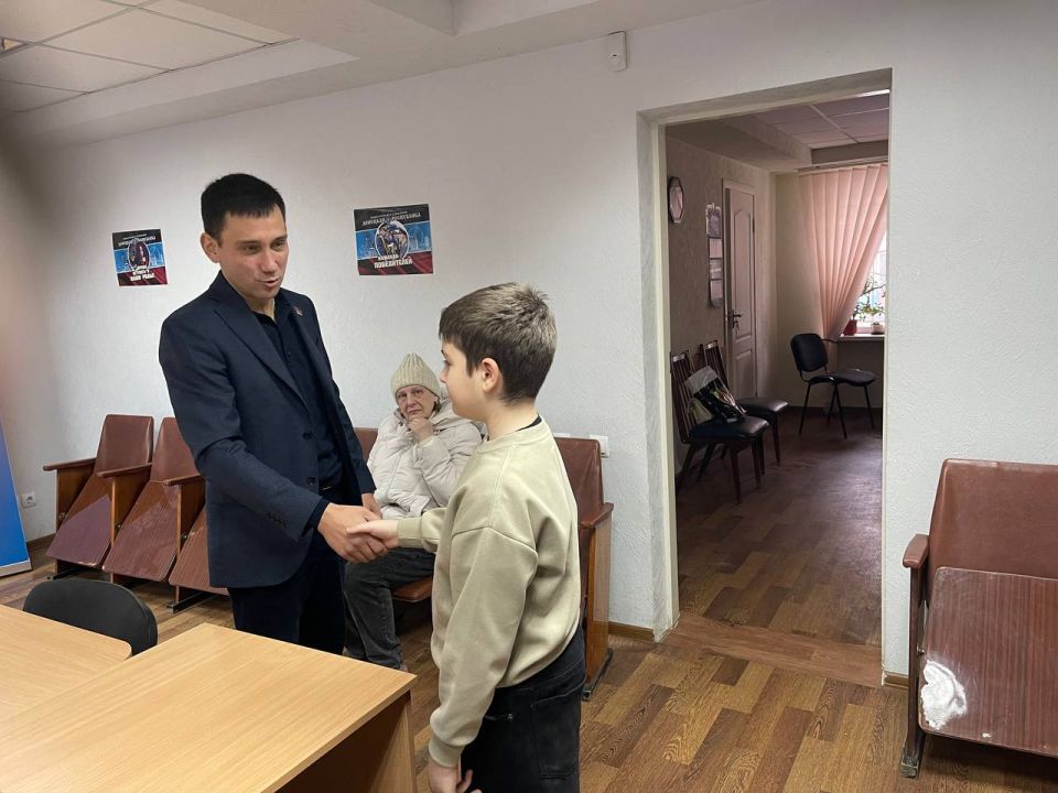 Денис Машков: Сегодня, в городе Горловка, я имел честь встретиться с замечательным школьником Тимофеем и поздравить его с наступающим Новым годом! Денис Машков: Сегодня, в городе Горловка, я имел честь встретиться с замечательным школьником Тимофеем и поздравить его с наступающим Новым годом!