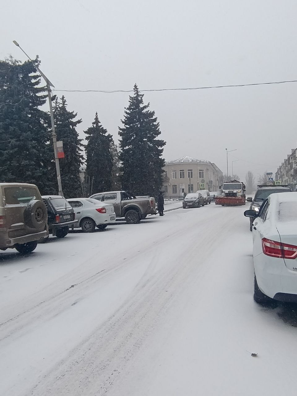 На территории городского округа Торез ведутся работы по посыпке автомобильных дорог На территории городского округа Торез ведутся работы по посыпке автомобильных дорог