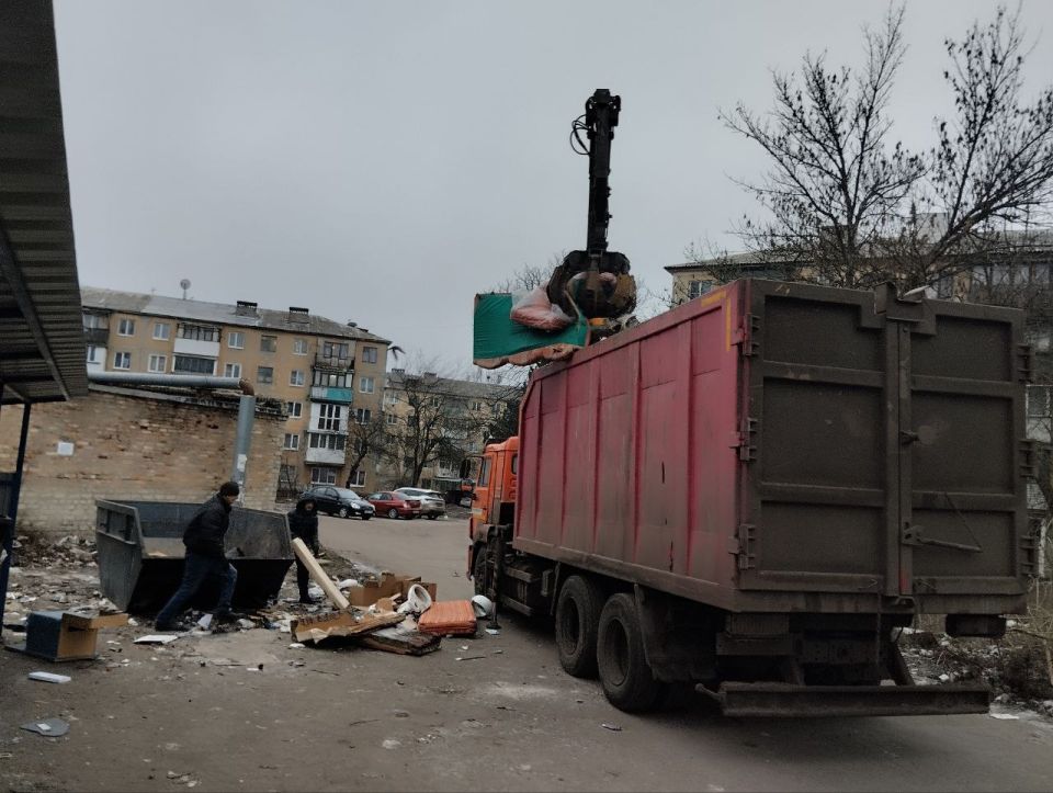 Сегодня, 19 декабря с целью приведения территории в надлежащее санитарное состояние выполнены работы по вывозу крупногабаритных накоплений мусора на контейнерных площадках по адресам: ул. 4й участок, д. 13; ул. Ленина, д.... Сегодня, 19 декабря с целью приведения территории в надлежащее санитарное состояние выполнены работы по вывозу крупногабаритных накоплений мусора на контейнерных площадках по адресам: ул. 4й участок, д. 13; ул. Ленина, д....