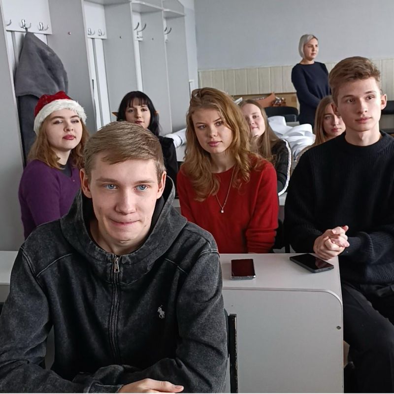 Первокурсники и старшеклассники встретились на совместном празднике ФИЯ Первокурсники и старшеклассники встретились на совместном празднике ФИЯ