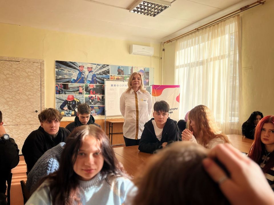 Героем может стать каждый. 25 декабря во всех школах, техникумах и колледжах Республики прошёл единый классный час, который доказал: герои живут среди нас Героем может стать каждый. 25 декабря во всех школах, техникумах и колледжах Республики прошёл единый классный час, который доказал: герои живут среди нас
