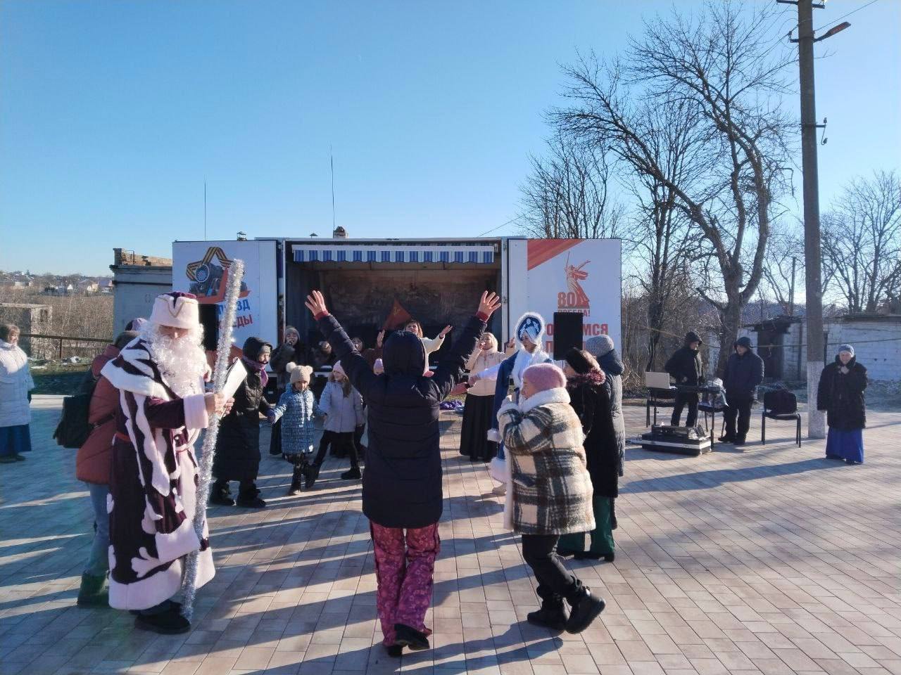 В рамках проекта «Культура малой Родины» автоклуб привез новогоднюю сказку в Ильичевское В рамках проекта «Культура малой Родины» автоклуб привез новогоднюю сказку в Ильичевское