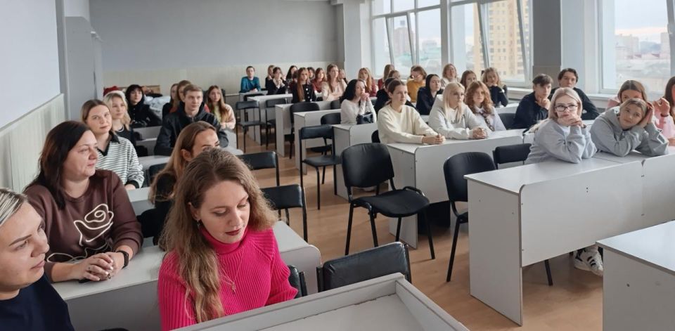 Первокурсники и старшеклассники встретились на совместном празднике ФИЯ Первокурсники и старшеклассники встретились на совместном празднике ФИЯ
