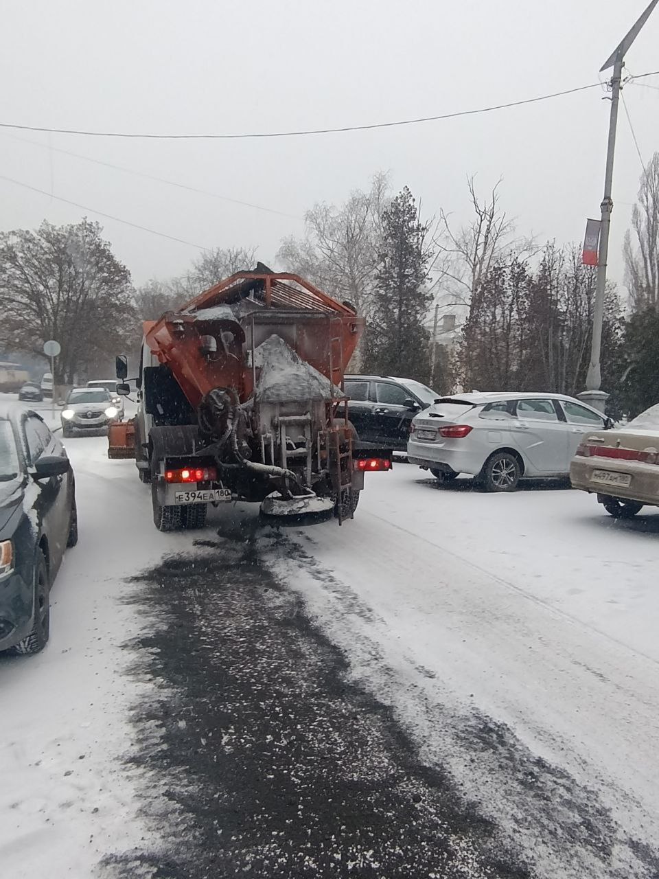 На территории городского округа Торез ведутся работы по посыпке автомобильных дорог На территории городского округа Торез ведутся работы по посыпке автомобильных дорог