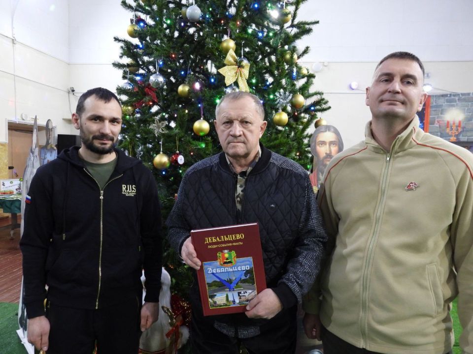 Книгу на память из города воинской Дебальцево передали главе Николаевского района Книгу на память из города воинской Дебальцево передали главе Николаевского района