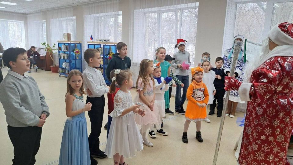Сегодня, 27 декабря, сотрудники центральной детской библиотеки для своих маленьких читателей провели игровую программу «Чудесный праздник - Новый год» Сегодня, 27 декабря, сотрудники центральной детской библиотеки для своих маленьких читателей провели игровую программу «Чудесный праздник - Новый год»