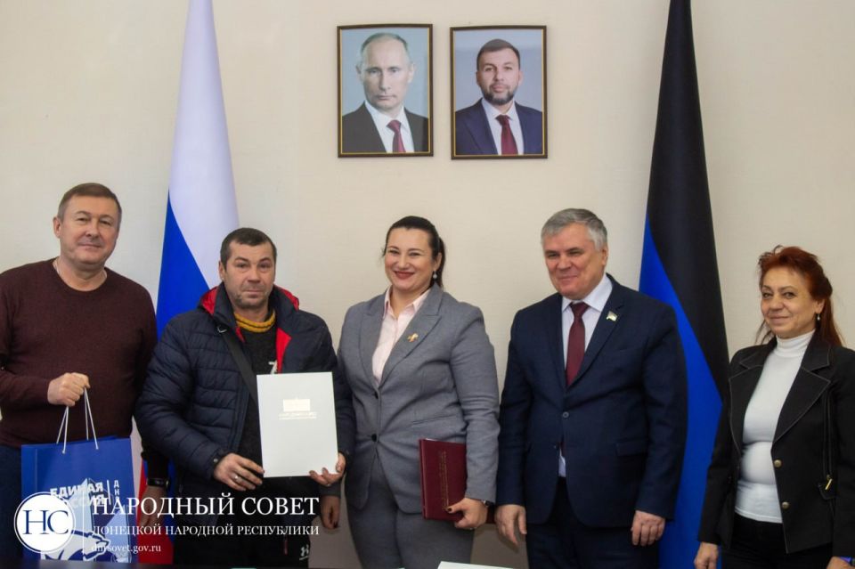 В Народном Совете наградили работников коммунальной сферы В Народном Совете наградили работников коммунальной сферы