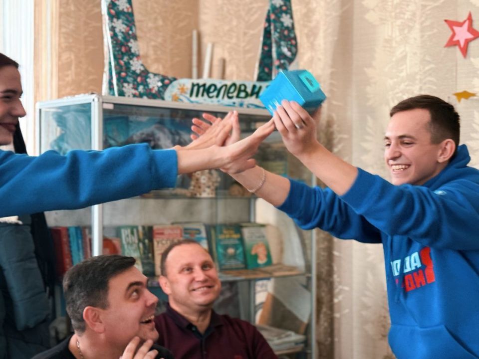 Сегодня, 27 декабря, Председатель Торезского городского совета Александр Казмерчук совместно с Главой муниципального образования городской округ Торез Артёмом Чесноковым и активистами "Молодой Гвардии Единой России" принял... Сегодня, 27 декабря, Председатель Торезского городского совета Александр Казмерчук совместно с Главой муниципального образования городской округ Торез Артёмом Чесноковым и активистами "Молодой Гвардии Единой России" принял...