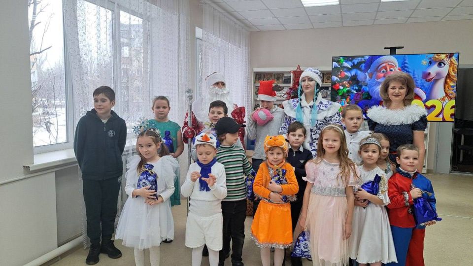 Сегодня, 27 декабря, сотрудники центральной детской библиотеки для своих маленьких читателей провели игровую программу «Чудесный праздник - Новый год» Сегодня, 27 декабря, сотрудники центральной детской библиотеки для своих маленьких читателей провели игровую программу «Чудесный праздник - Новый год»