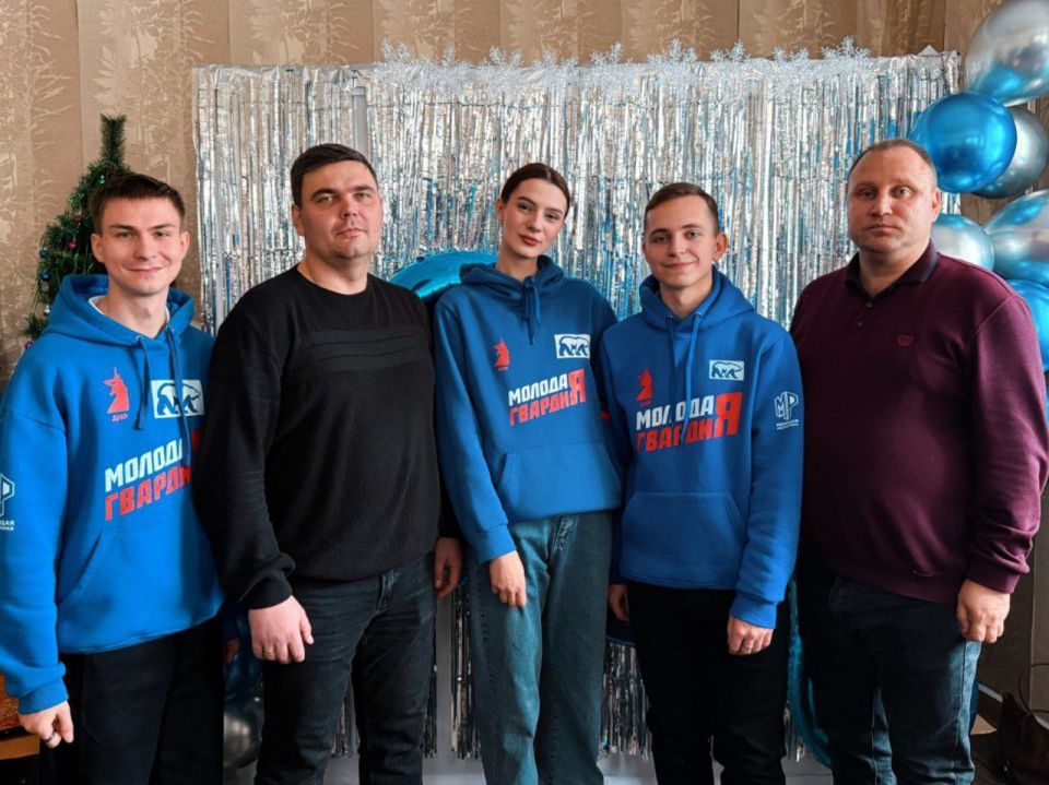 Сегодня, 27 декабря, Председатель Торезского городского совета Александр Казмерчук совместно с Главой муниципального образования городской округ Торез Артёмом Чесноковым и активистами "Молодой Гвардии Единой России" принял... Сегодня, 27 декабря, Председатель Торезского городского совета Александр Казмерчук совместно с Главой муниципального образования городской округ Торез Артёмом Чесноковым и активистами "Молодой Гвардии Единой России" принял...