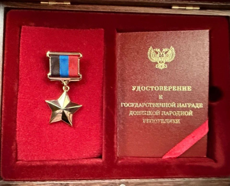 Сегодня звездой Героя Донецкой Народной Республики был награжден командир 123О Гв.МСБр 3 ОА ЮВО МО РФ Денис Сергеевич Пирогов с позывным " САМАРКАНД " Сегодня звездой Героя Донецкой Народной Республики был награжден командир 123О Гв.МСБр 3 ОА ЮВО МО РФ Денис Сергеевич Пирогов с позывным " САМАРКАНД "