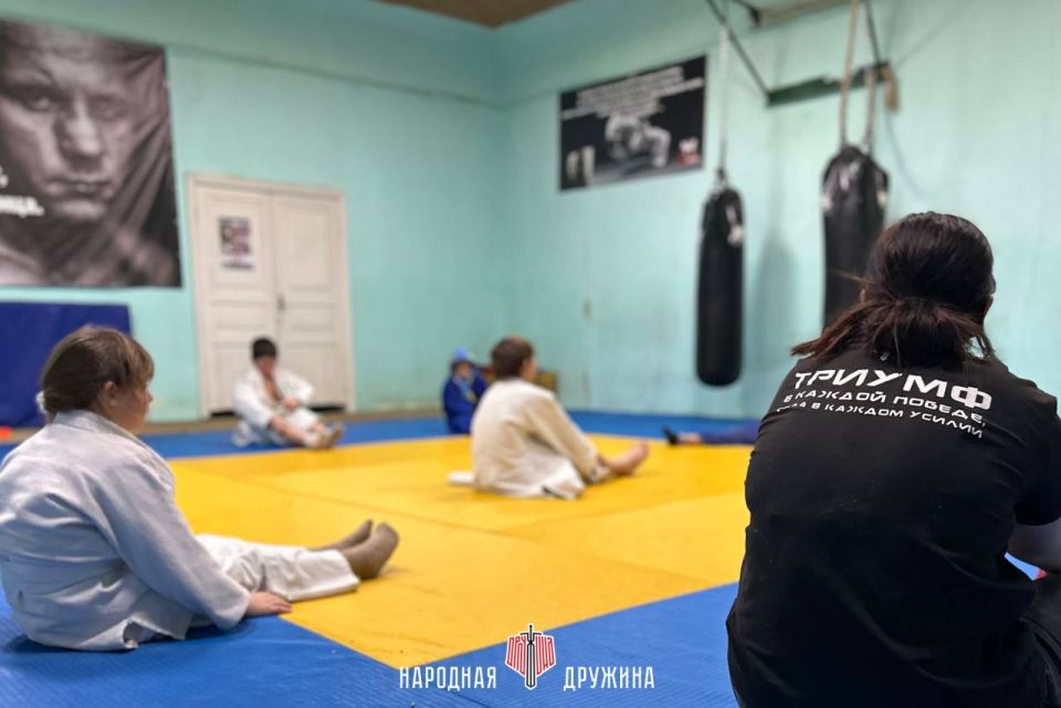 Развиваем навыки!. В рамках проекта «Старший Брат» в Мангушском штабе Народной Дружины состоялась тренировка по дзюдо под руководством опытного тренера Романа Валентиновича Короля Развиваем навыки!. В рамках проекта «Старший Брат» в Мангушском штабе Народной Дружины состоялась тренировка по дзюдо под руководством опытного тренера Романа Валентиновича Короля