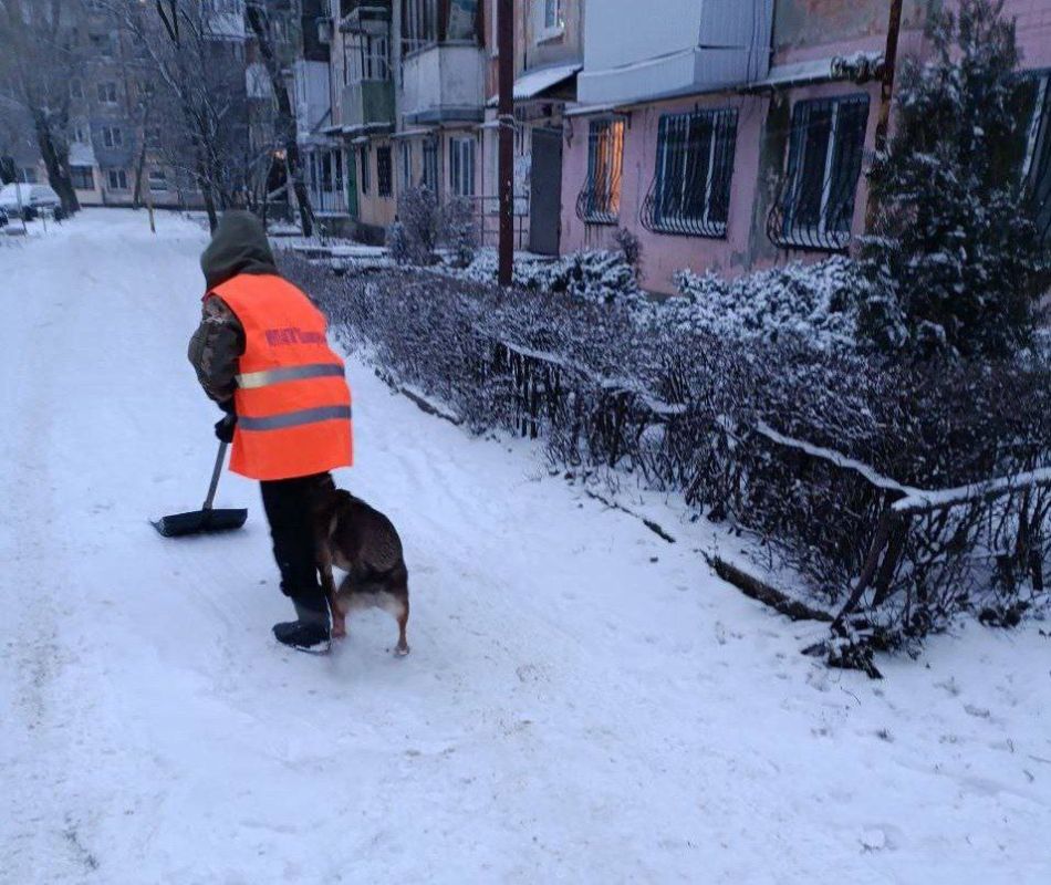 В Кировском внутригородском районе ведутся работы по зимнему содержанию территории В Кировском внутригородском районе ведутся работы по зимнему содержанию территории