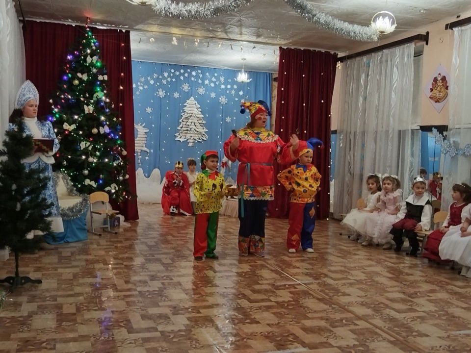 Новогодние праздники в ГКДОУ «Детский сад № 31 «РАДОСТЬ» Г.О. ТОРЕЗ Новогодние праздники в ГКДОУ «Детский сад № 31 «РАДОСТЬ» Г.О. ТОРЕЗ