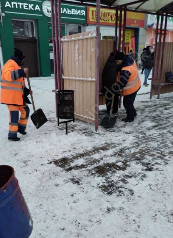Сотрудники муниципального предприятия «Дорожное ремонтно-строительное управление» продолжают уборку улиц Донецка после снегопада Сотрудники муниципального предприятия «Дорожное ремонтно-строительное управление» продолжают уборку улиц Донецка после снегопада
