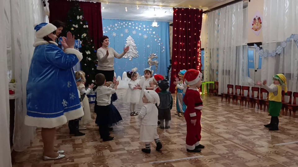 Новогодние праздники в ГКДОУ «Детский сад № 31 «РАДОСТЬ» Г.О. ТОРЕЗ Новогодние праздники в ГКДОУ «Детский сад № 31 «РАДОСТЬ» Г.О. ТОРЕЗ