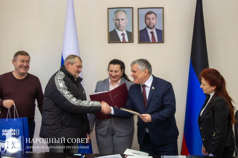 В Народном Совете наградили работников коммунальной сферы В Народном Совете наградили работников коммунальной сферы