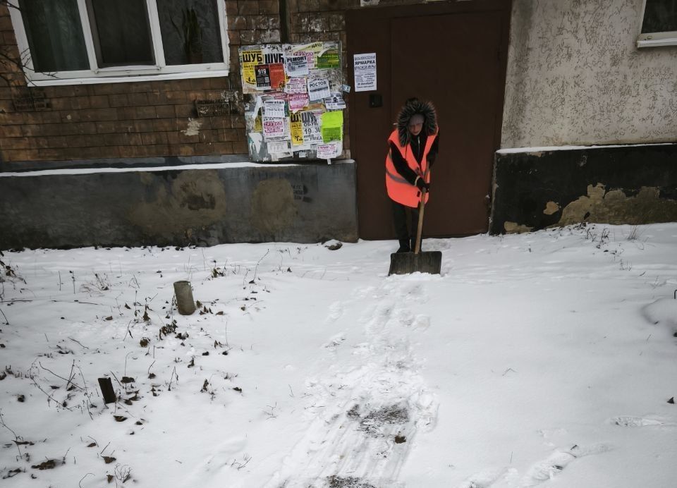 В Кировском внутригородском районе ведутся работы по зимнему содержанию территории В Кировском внутригородском районе ведутся работы по зимнему содержанию территории