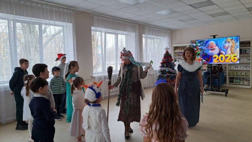 Сегодня, 27 декабря, сотрудники центральной детской библиотеки для своих маленьких читателей провели игровую программу «Чудесный праздник - Новый год» Сегодня, 27 декабря, сотрудники центральной детской библиотеки для своих маленьких читателей провели игровую программу «Чудесный праздник - Новый год»