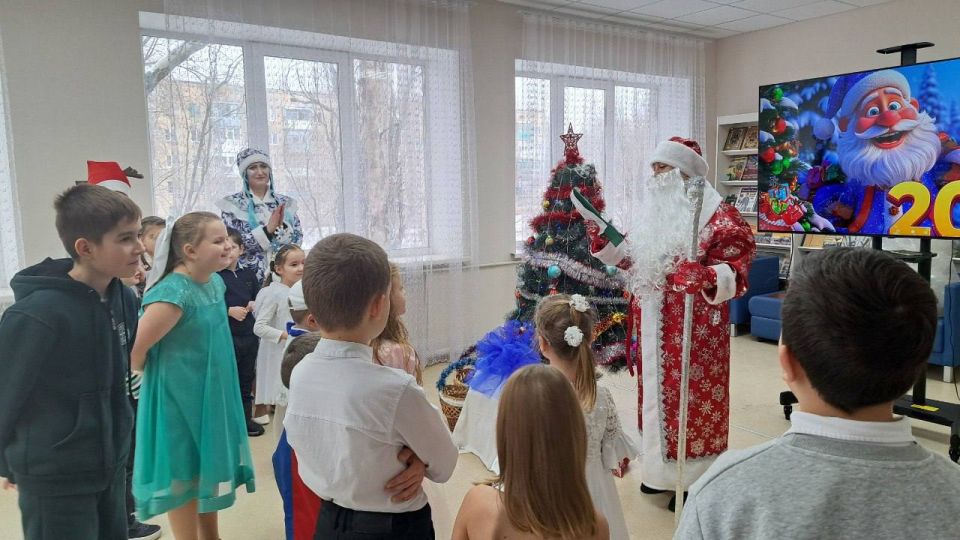 Сегодня, 27 декабря, сотрудники центральной детской библиотеки для своих маленьких читателей провели игровую программу «Чудесный праздник - Новый год» Сегодня, 27 декабря, сотрудники центральной детской библиотеки для своих маленьких читателей провели игровую программу «Чудесный праздник - Новый год»