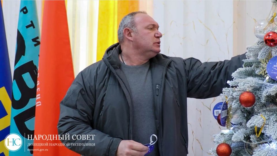 Депутаты Народного Совета принимают участие во Всероссийской благотворительной акции «Елка желаний» Депутаты Народного Совета принимают участие во Всероссийской благотворительной акции «Елка желаний»