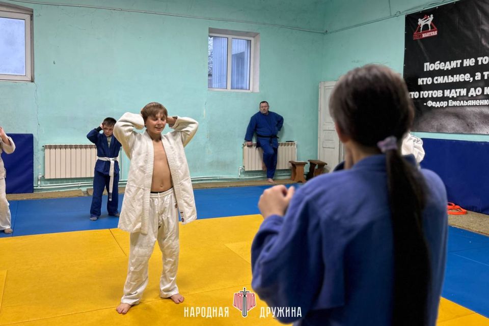 Развиваем навыки!. В рамках проекта «Старший Брат» в Мангушском штабе Народной Дружины состоялась тренировка по дзюдо под руководством опытного тренера Романа Валентиновича Короля Развиваем навыки!. В рамках проекта «Старший Брат» в Мангушском штабе Народной Дружины состоялась тренировка по дзюдо под руководством опытного тренера Романа Валентиновича Короля