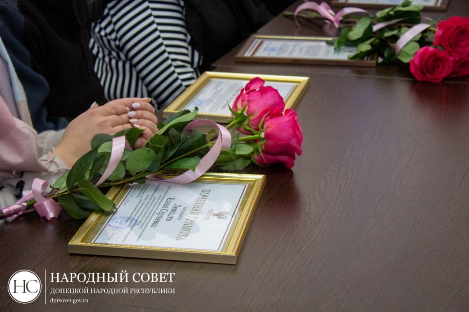 В Народном Совете наградили работников коммунальной сферы В Народном Совете наградили работников коммунальной сферы