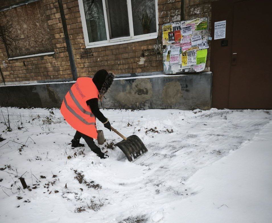 В Кировском внутригородском районе ведутся работы по зимнему содержанию территории В Кировском внутригородском районе ведутся работы по зимнему содержанию территории