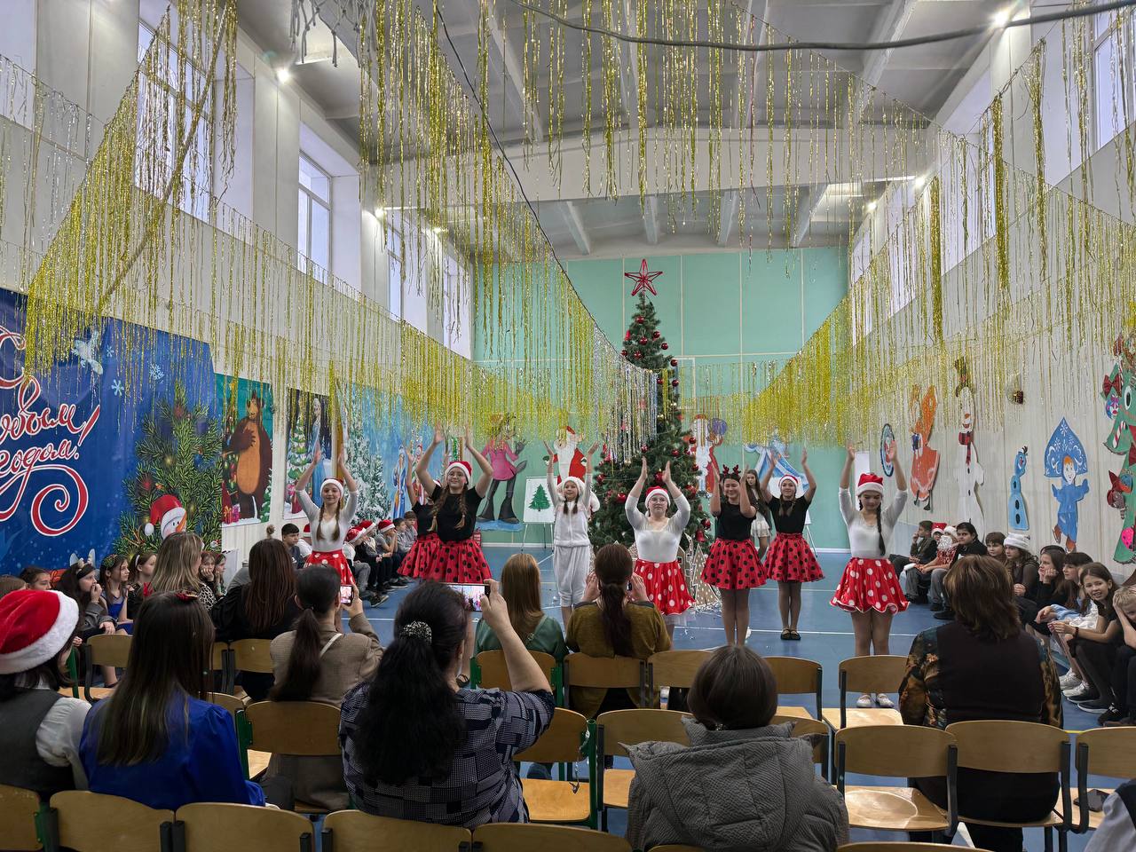 Новогодний утренник: «Новогодние приключения» в Тельмановской гимназии Новогодний утренник: «Новогодние приключения» в Тельмановской гимназии