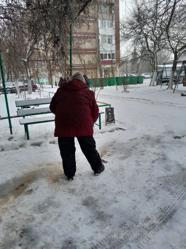 В Кировском ведется работа по борьбе с гололедом В Кировском ведется работа по борьбе с гололедом