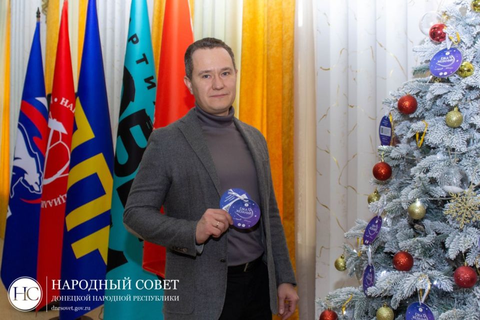 Депутаты Народного Совета принимают участие во Всероссийской благотворительной акции «Елка желаний» Депутаты Народного Совета принимают участие во Всероссийской благотворительной акции «Елка желаний»