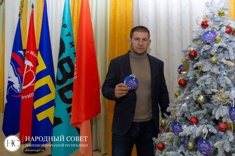 Депутаты Народного Совета принимают участие во Всероссийской благотворительной акции «Елка желаний» Депутаты Народного Совета принимают участие во Всероссийской благотворительной акции «Елка желаний»