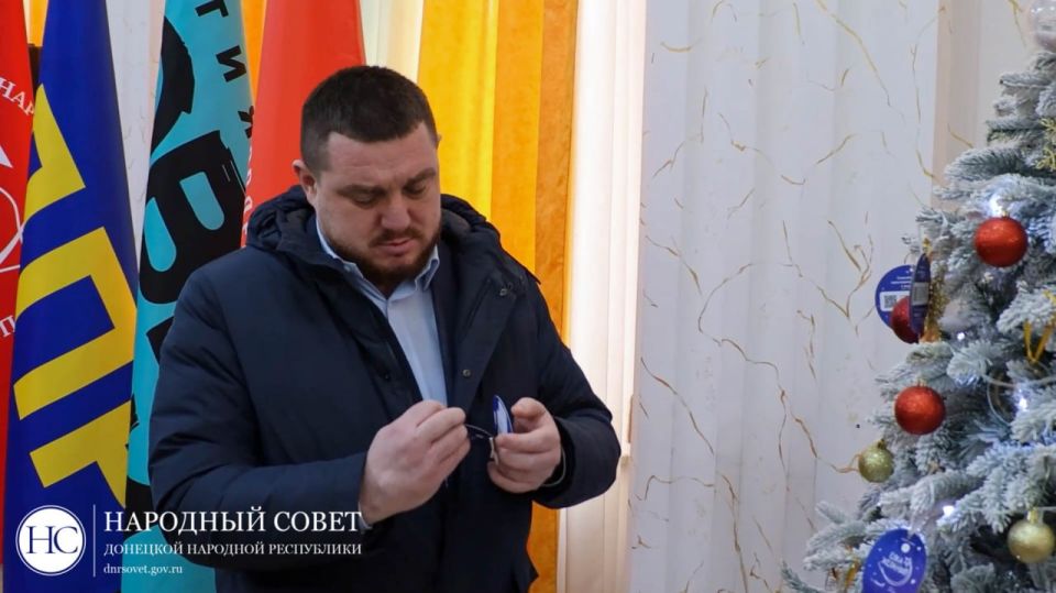 Депутаты Народного Совета принимают участие во Всероссийской благотворительной акции «Елка желаний» Депутаты Народного Совета принимают участие во Всероссийской благотворительной акции «Елка желаний»