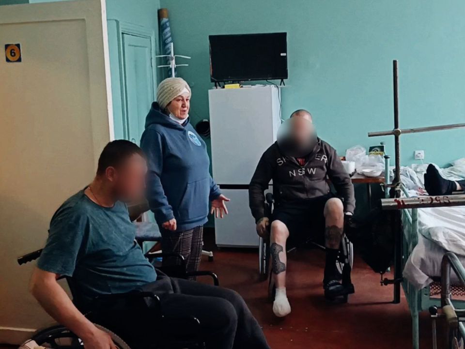 ащитникам с любовью: подарки и письма согрели сердца раненых бойцов в Горловке ащитникам с любовью: подарки и письма согрели сердца раненых бойцов в Горловке