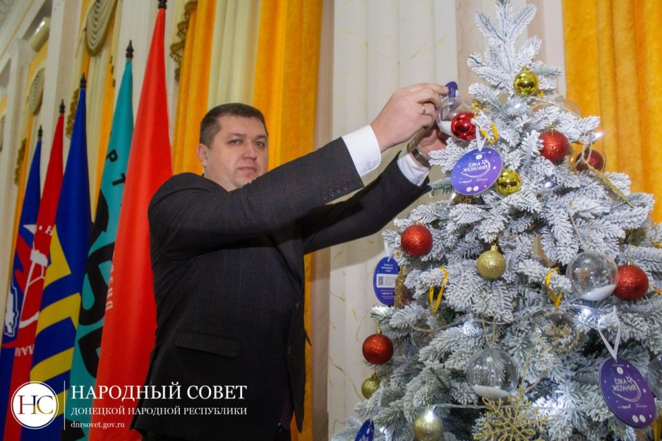 Депутаты Народного Совета принимают участие во Всероссийской благотворительной акции «Елка желаний» Депутаты Народного Совета принимают участие во Всероссийской благотворительной акции «Елка желаний»