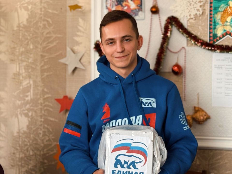 Сегодня, 27 декабря, Председатель Торезского городского совета Александр Казмерчук совместно с Главой муниципального образования городской округ Торез Артёмом Чесноковым и активистами "Молодой Гвардии Единой России" принял... Сегодня, 27 декабря, Председатель Торезского городского совета Александр Казмерчук совместно с Главой муниципального образования городской округ Торез Артёмом Чесноковым и активистами "Молодой Гвардии Единой России" принял...