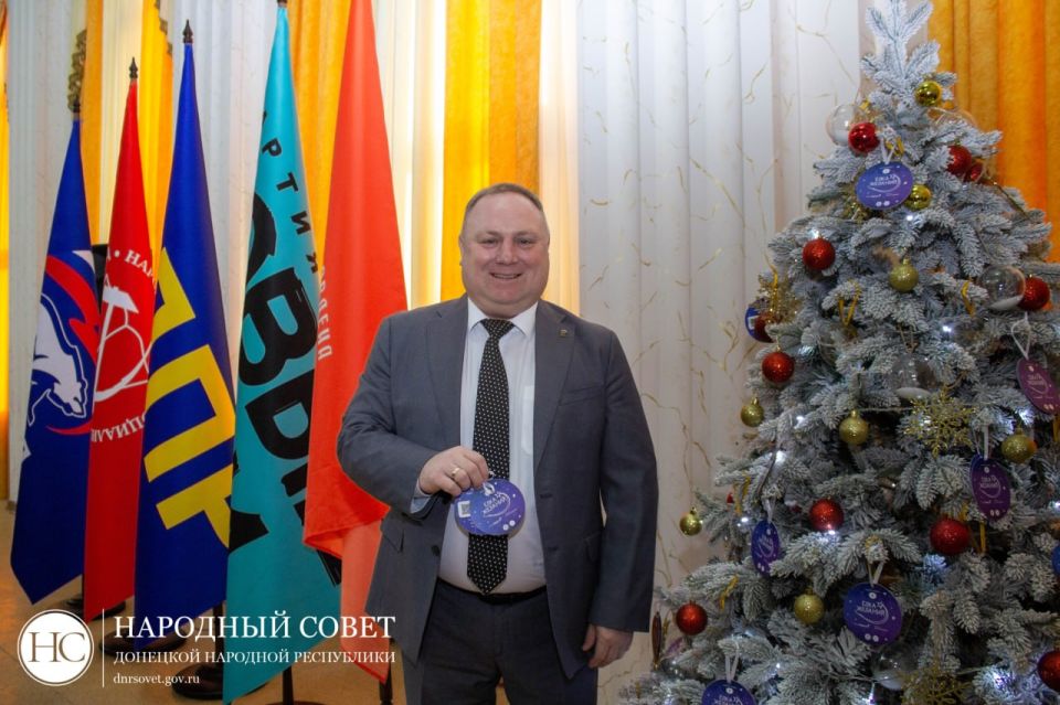 Депутаты Народного Совета принимают участие во Всероссийской благотворительной акции «Елка желаний» Депутаты Народного Совета принимают участие во Всероссийской благотворительной акции «Елка желаний»