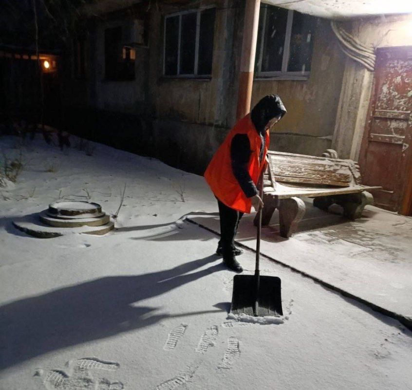 В Кировском внутригородском районе ведутся работы по зимнему содержанию территории В Кировском внутригородском районе ведутся работы по зимнему содержанию территории